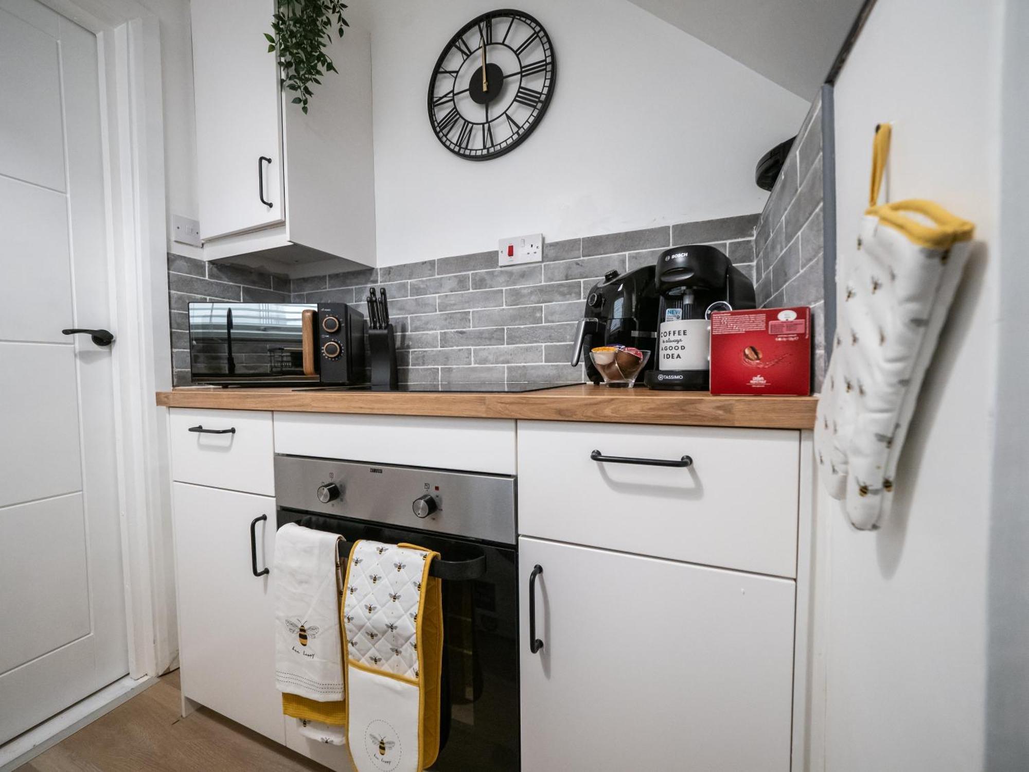 Seaside Retreat: Luxury 1-Bed, Free Parking Apartment Portsmouth Exterior photo